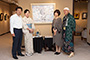 大作「生（せい）」満開の桜の絵を背景に、左から柳画廊野呂オーナーご夫妻と福永先生と日本橋めぐりの会川崎代表